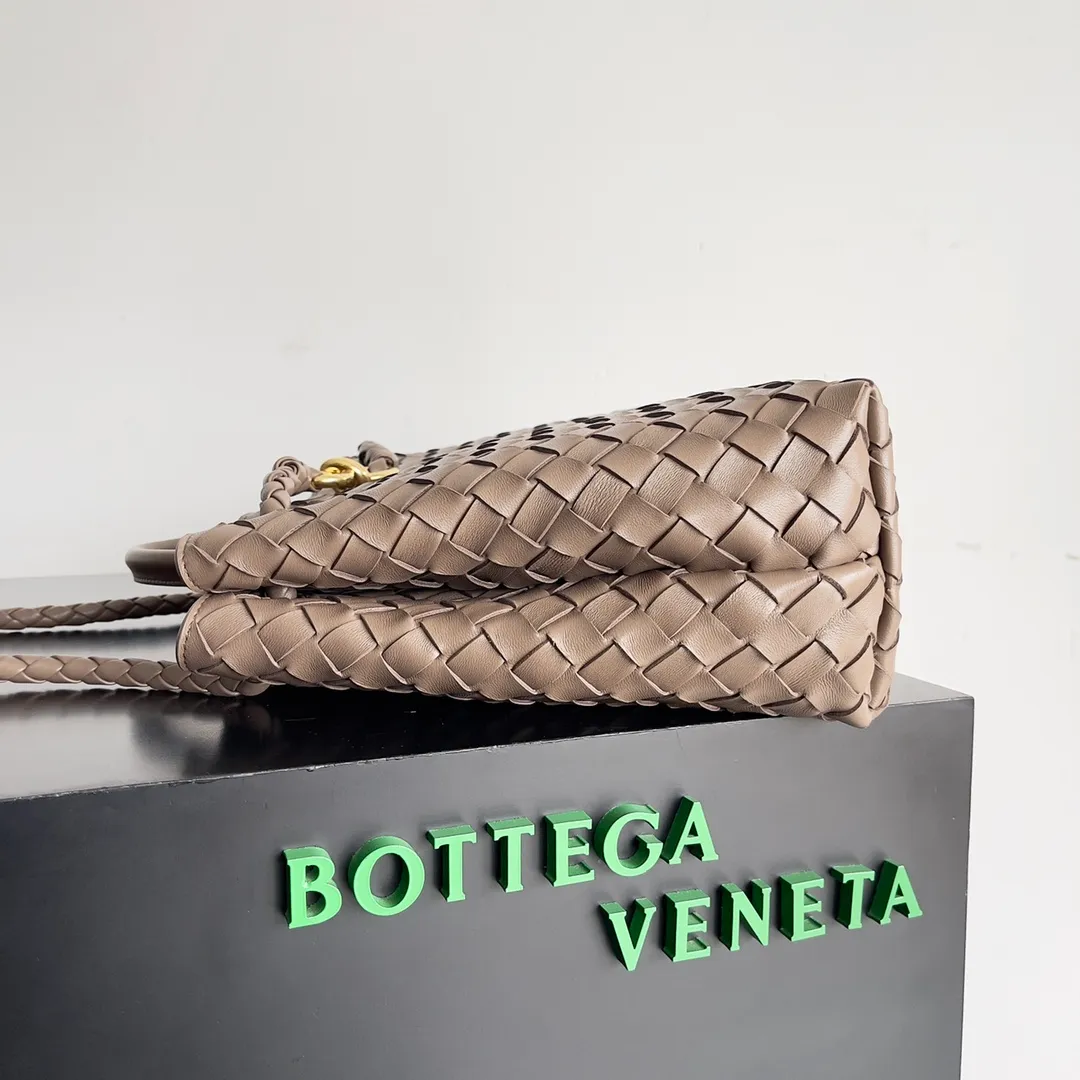 The 2023 new Andiamo batch of 2260 BV has been shipped‼ ️Really popular🔥The new Andiamo woven handbag launched by Bottega Veneta this season is really popular all over the world! ! Celebrities at home and abroad have worn it, and Oscar-winning actress Michelle Yeoh has taken it out on the street. Song Jia, Trai Yara, Yu Feihong, Sanji Ayaka, Rosie Hunting-Whiteley, Yoshioka Riho, etc. have all picked up this bag. It is classic and versatile, showing off its temperament, and the bag capacity is also large, which is very convenient for daily commuting! ! A variety of carrying methods, the shoulder straps can be adjusted by yourself, the original lambskin feels soft and delicate, and the unisex style breaks the gender boundaries and brings a more practical and long-lasting use experience. Andiamo, which has both elegant and casual styles, perfectly interprets the true appearance of "fashionable old money style". Style number: 743572 Size: 32*24*12
